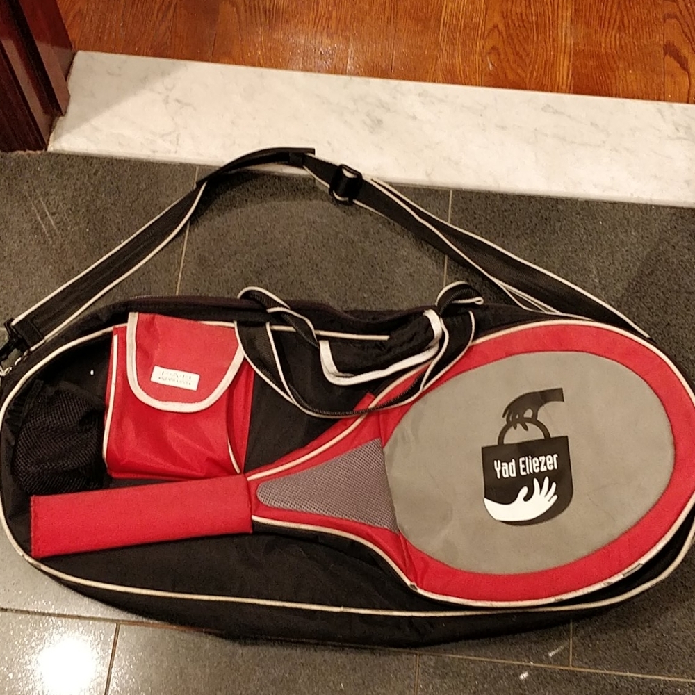 Tennis bag for racquets and balls and storage